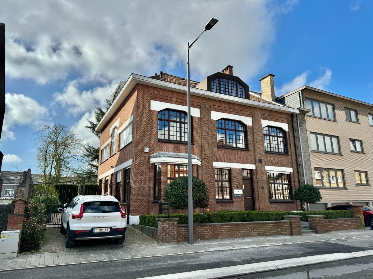 Stijlvol herenhuis met aangename tuin in centrum van Dilbeek € 880 000